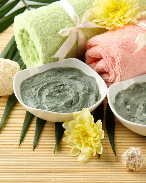 Composición con arcilla cosmética para tratamientos de spa, sobre fondo de bambú — Foto de Stock