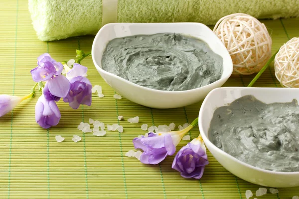 Samenstelling met cosmetische klei voor spa-behandelingen, op bamboe achtergrond — Stockfoto