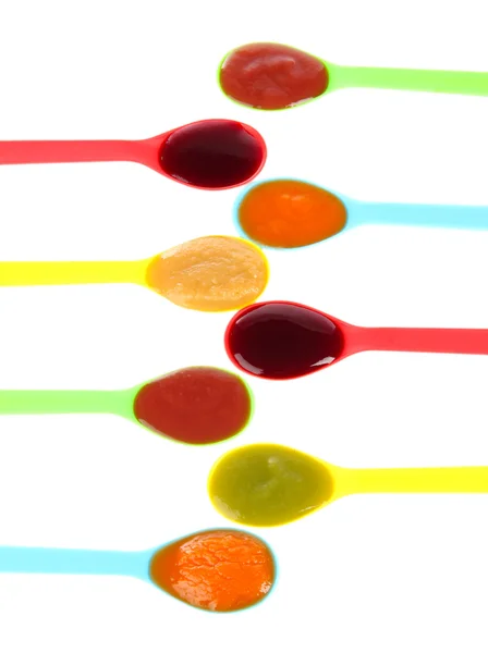 Puré de bebé en cucharas aisladas en blanco — Foto de Stock