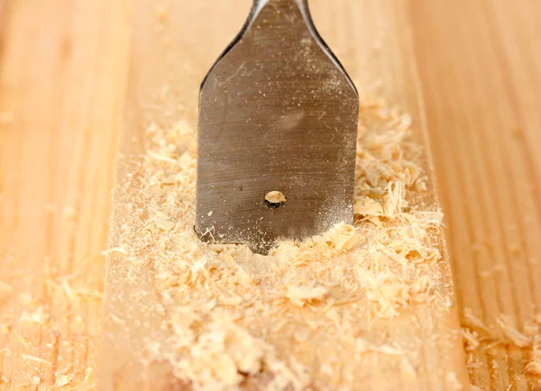 Vrtání otvoru na dřevěné prkno Close-up image — Stock fotografie