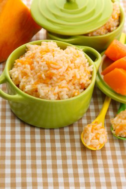 Tat pirinç lapası kabak masa örtüsü arka plan üzerinde tencere ile