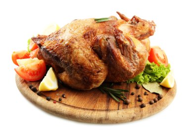 tüm ahşap plaka üzerinde beyaz izole Sebzeli tavuk
