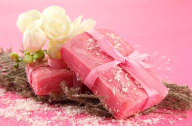 doğal el yapımı Sabun, pembe bir arka plan üzerinde
