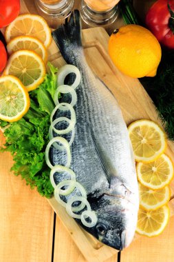 doğrama kurulu limon ve sebzeler üzerinde ahşap masa üzerinde taze dorado