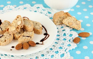 plaka üzerinde mavi masa örtüsü yakın çekim kahve ile aromatik kurabiye cantuccini