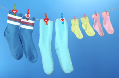 renkli çorap clothesline, renkli arka plan üzerinde asılı