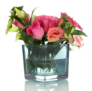 eustoma üzerinde beyaz izole Vazoda Çiçekler buket