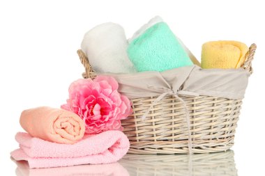 hasır sepet beyaz izole katlanmış banyo havluları