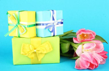 Pembe Laleler ve renkli arka plan üzerinde hediye kutuları