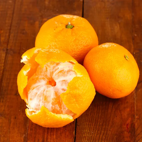 Sabrosas mandarinas sobre fondo de madera — Foto de Stock