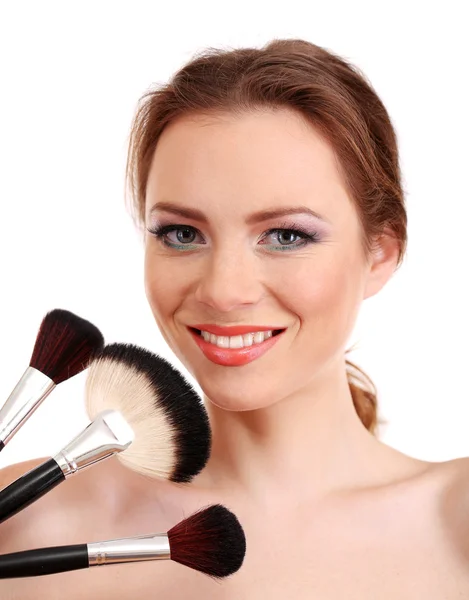 Porträt einer schönen Frau mit Make-up-Pinseln, isoliert auf Weiß — Stockfoto