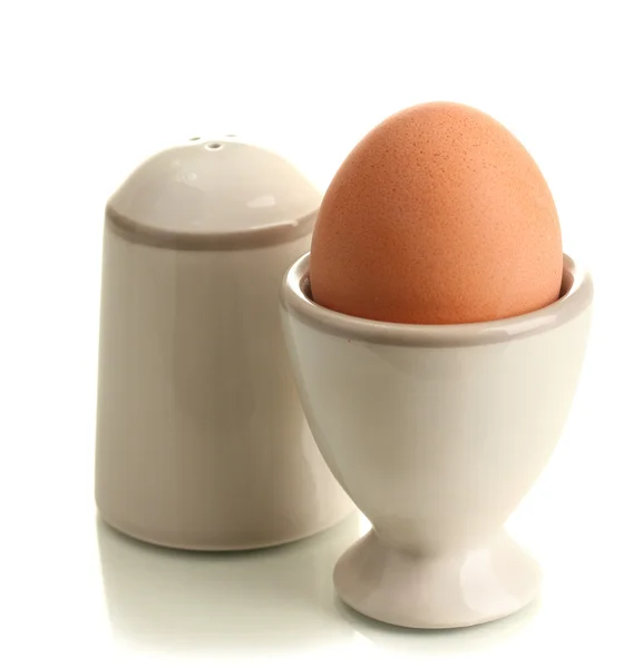 Hele gekookt ei in egg cup en zout, geïsoleerd op wit — Stockfoto