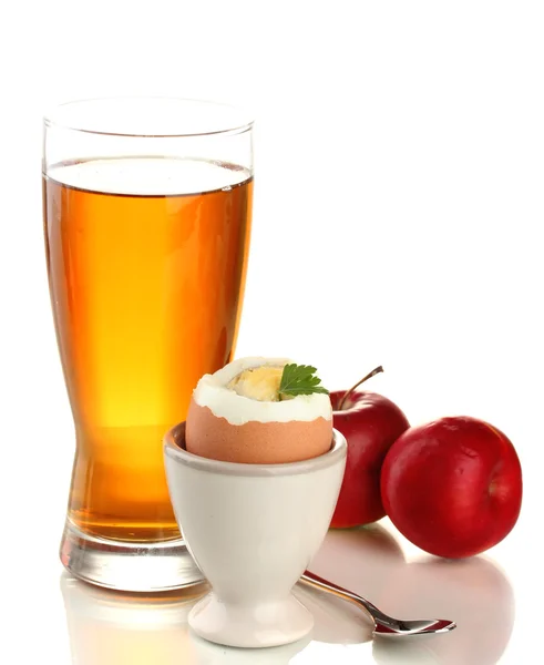 Café da manhã leve com ovo cozido e copo de suco, isolado em branco — Fotografia de Stock