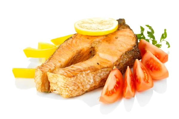 开胃烤三文鱼配柠檬和蔬菜上白色隔离 — 图库照片