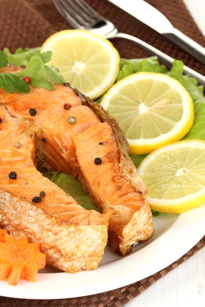 Закуска лосося на гриле с лимоном и овощами — стоковое фото