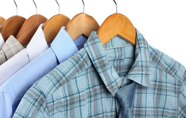 Hemden mit Krawatten auf hölzernen Kleiderbügeln isoliert auf weiß — Stockfoto