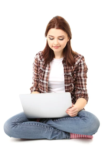 Schöne junge Frau mit Laptop isoliert auf weiß — Stockfoto