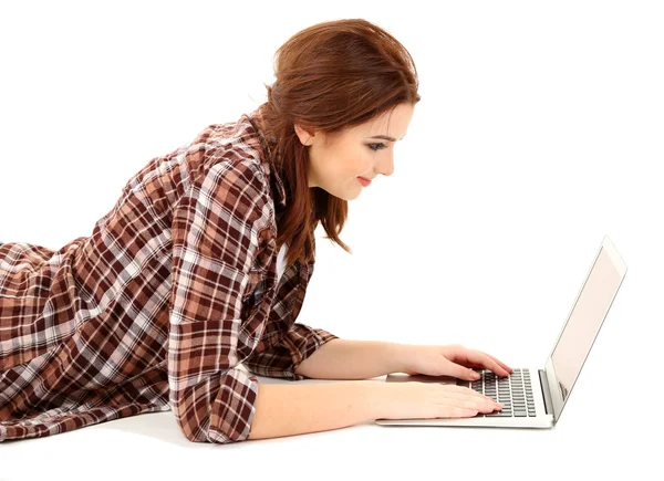 Güzel genç kadın ile üzerine beyaz izole laptop — Stok fotoğraf