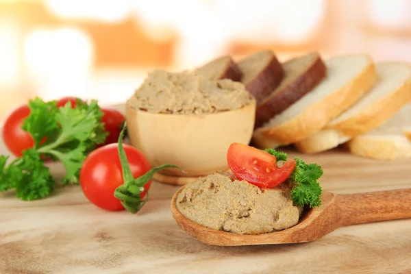 Samenstelling van verse pate, tomaten en brood, op lichte achtergrond — Stockfoto