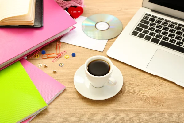 Tasse Kaffee auf dem Schreibtisch im Büro in Nahaufnahme — Stockfoto