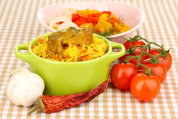 Delicioso pilaf com legumes no fundo da toalha de mesa — Fotografia de Stock