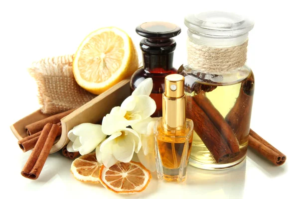 Flessen met ingrediënten voor het parfum, geïsoleerd op wit — Stockfoto