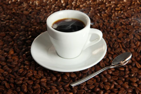 Φλιτζάνι καφέ σε κόκκους καφέ φόντο — Φωτογραφία Αρχείου