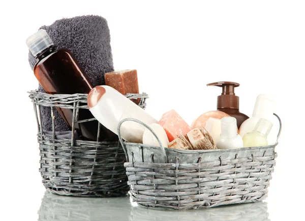 Zusammensetzung von Kosmetikflaschen und Seife im Korb, isoliert auf weiß — Stockfoto