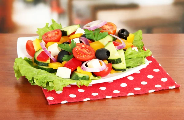 Salada grega saborosa na mesa no café — Fotografia de Stock