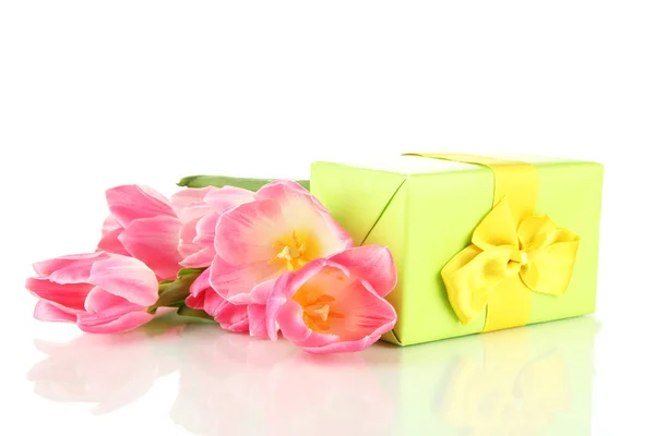 Ροζ τουλίπες και κουτιά δώρων, που απομονώνονται σε λευκό — Φωτογραφία Αρχείου