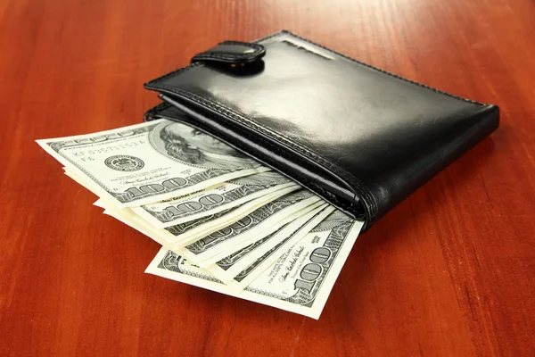 Brieftasche mit Hundert-Dollar-Scheinen, auf Holzgrund — Stockfoto