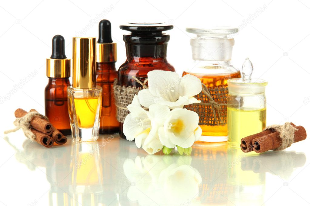 парфюмерно-косметические товары. баночка флакон. красивые баночки для косметики. косметика и парфюмерия. парфюмерия на белом фоне.