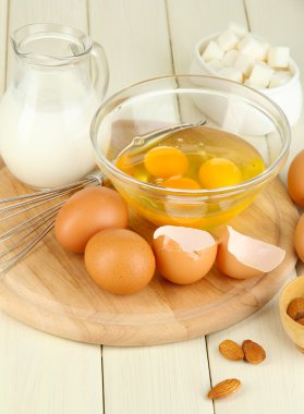 kase ve yanlarında çeşitli malzemeler ahşap masa yakın çekim üzerinde kırık yumurta