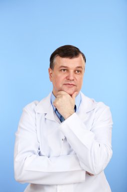 mavi zemin üzerine tıp doktoru