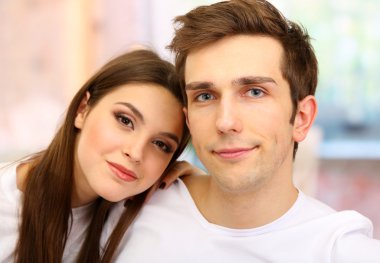 parlak zemin üzerine Genç Çift