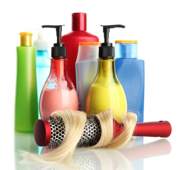 tarak fırça ile üzerine beyaz izole, saç ve Kozmetik Şişeler