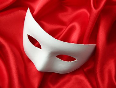 Kırmızı ipek kumaş üzerine beyaz maske
