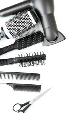 Tara fırçalar, saç kurutma makinesi ve üzerinde beyaz izole kesme makası