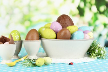 doğal zemin üzerine yumurta Paskalya ve çikolata bileşimi