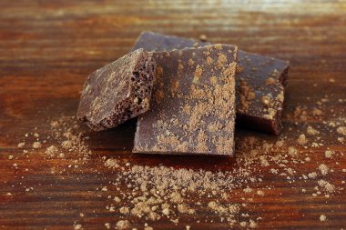 ahşap zemin üzerine kakao ile kıyılmış çikolata