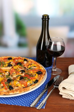 ahşap masa Oda arka plan yakın çekim üzerinde şarap lezzetli pizza