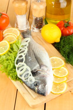 doğrama kurulu limon ve sebzeler üzerinde ahşap masa üzerinde taze dorado