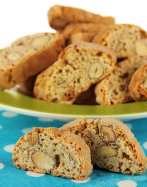 aromatik Çerezler cantuccini üzerinde beyaz izole peçete üzerinde