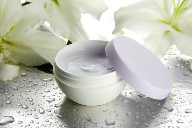 kozmetik krem ve güzel zambak, kapat