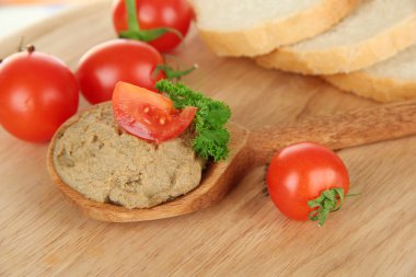 taze ezme, domates ve parlak zemin üzerine ekmek bileşimi