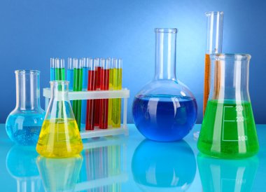 test tüpleri ile mavi arka plan üzerinde renkli sıvı