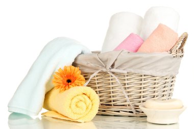 hasır sepet beyaz izole katlanmış banyo havluları