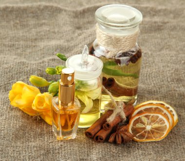 malzemelerle çuval bezi zemin üzerine parfüm şişeleri