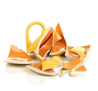 Sarı kırık bardak beyaza izole edilmiş.