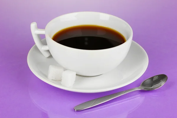 Una taza de café fuerte sobre fondo púrpura —  Fotos de Stock
